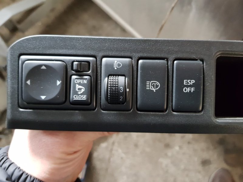 Кнопка корректора фар Nissan Note (E11) E11 HR16DE 2010 (б/у)