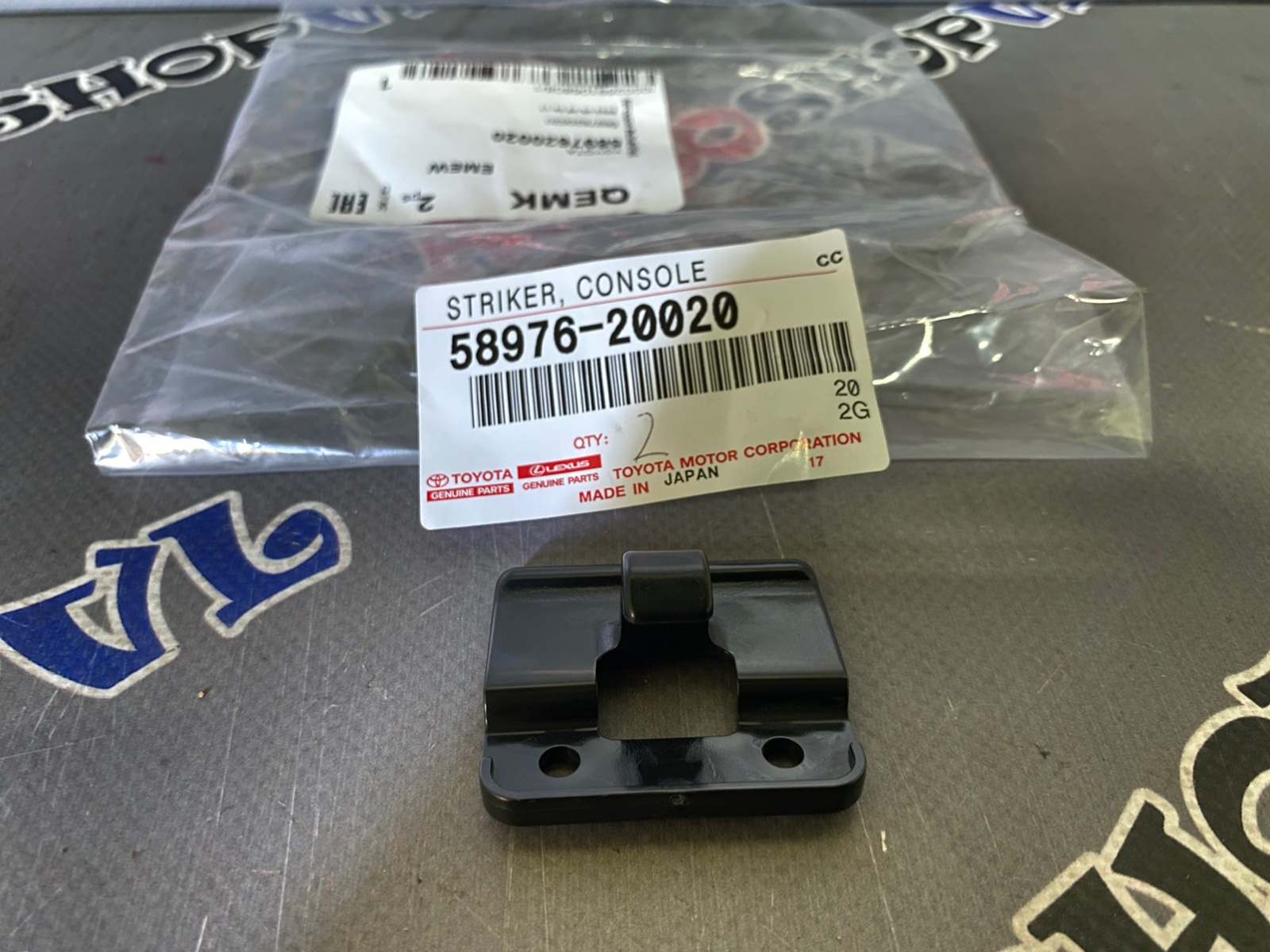 Замок бардачка TOYOTA 58976-20020 новая