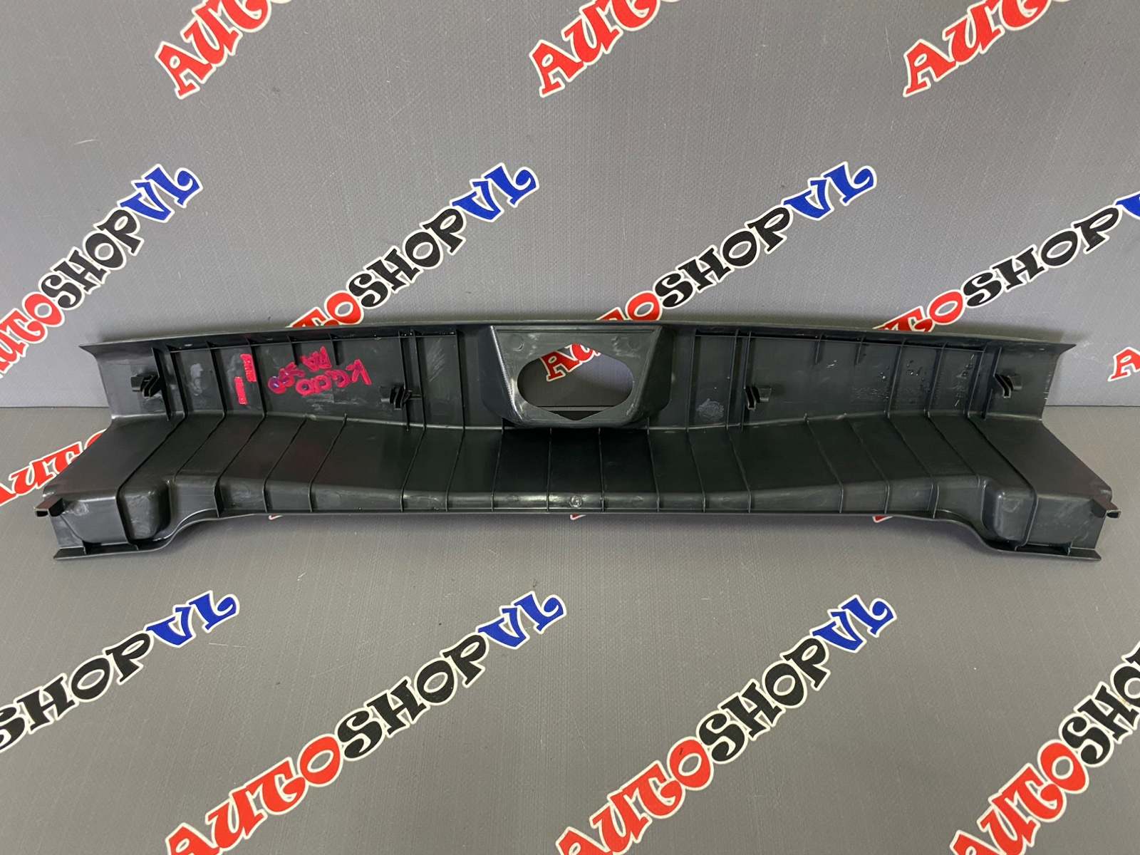 Накладка замка багажника TOYOTA PASSO KGC10 1KRFE