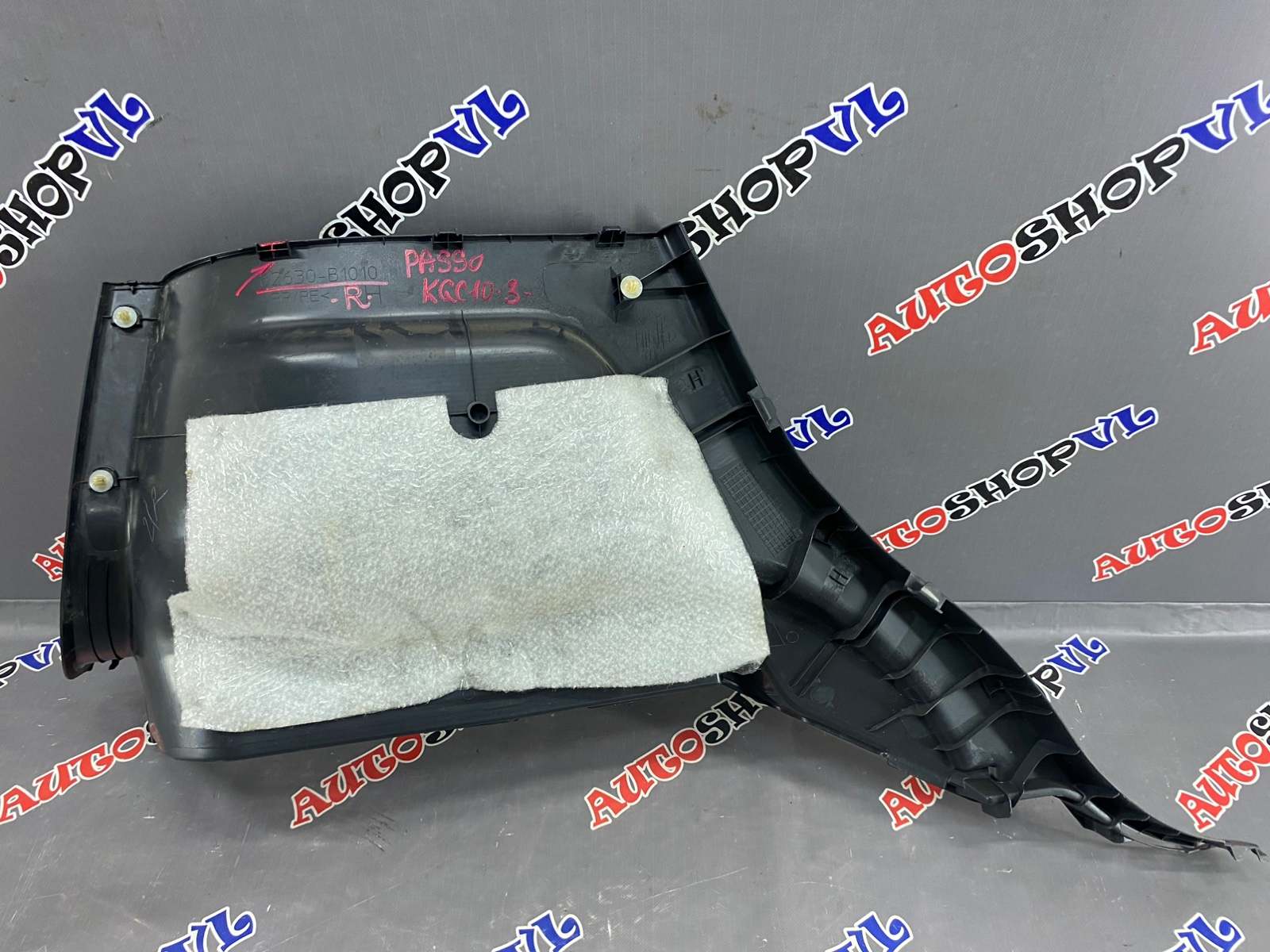 Обшивка багажника правая TOYOTA PASSO KGC10 1KRFE