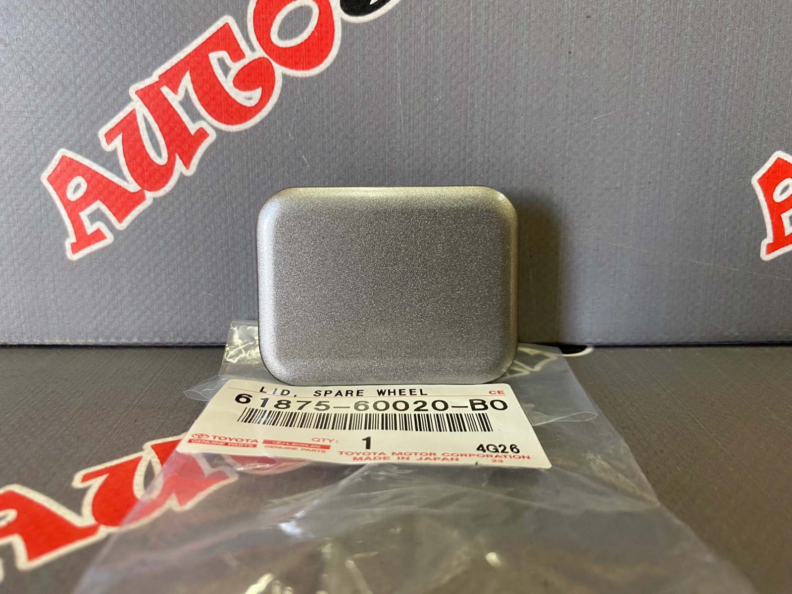 Заглушка бампера задняя TOYOTA LAND CRUISER HDJ101 61875-60020-B0 новая