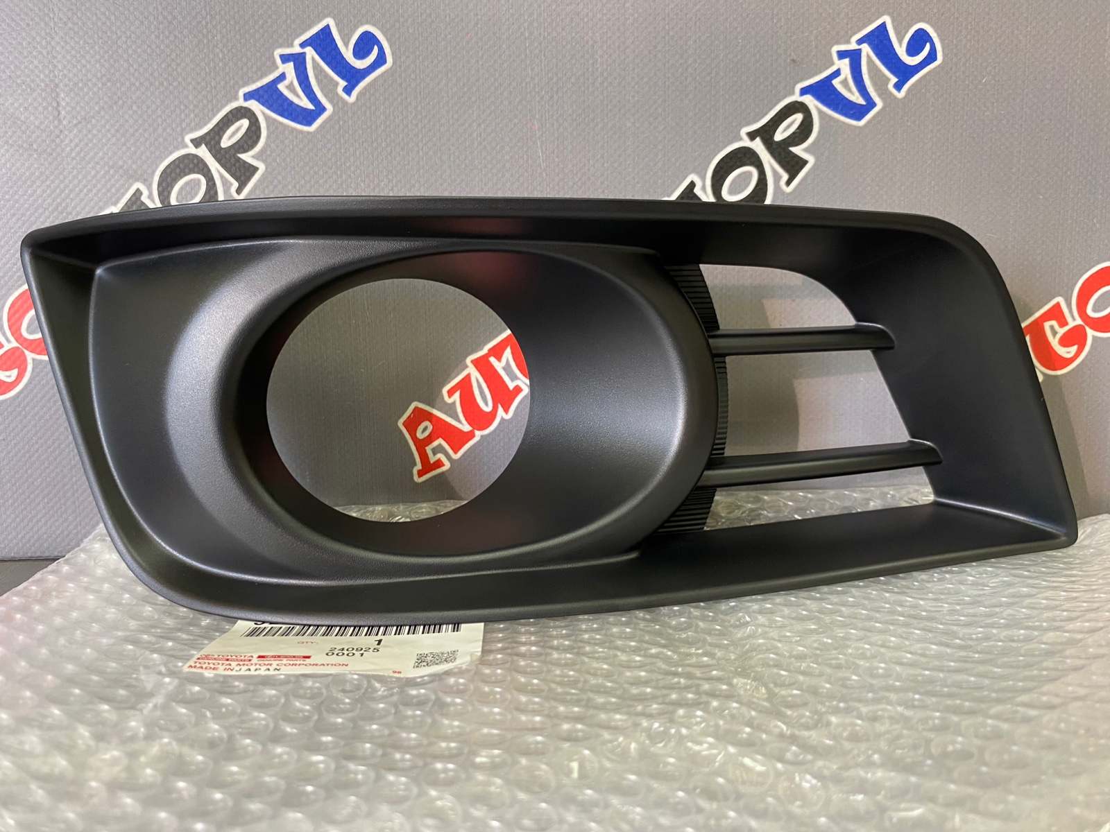 Накладка противотуманной фары передняя правая TOYOTA ISIS 05.2007 - 09.2009 ANM10 52127-44090 новая