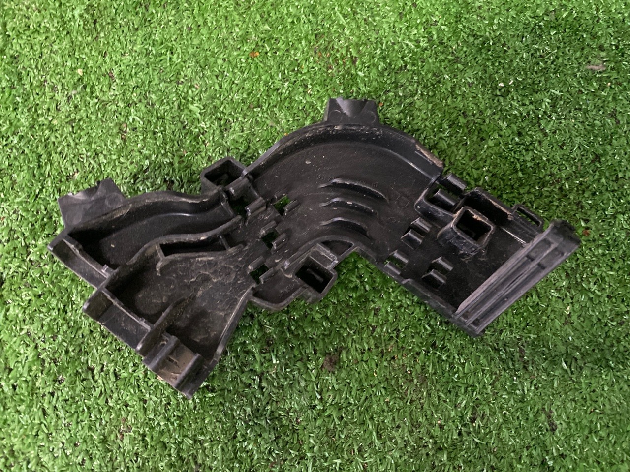 Крепление электропроводки заднее правое Mercedes-Benz E-Class 2018 W213 M177 A2135460880 контрактная