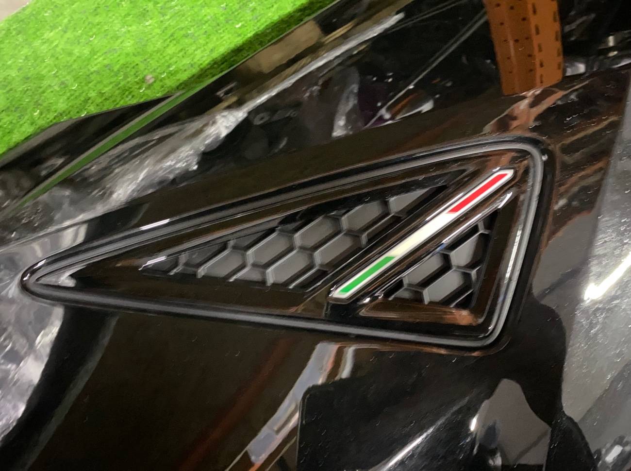 Крыло переднее правое Urus