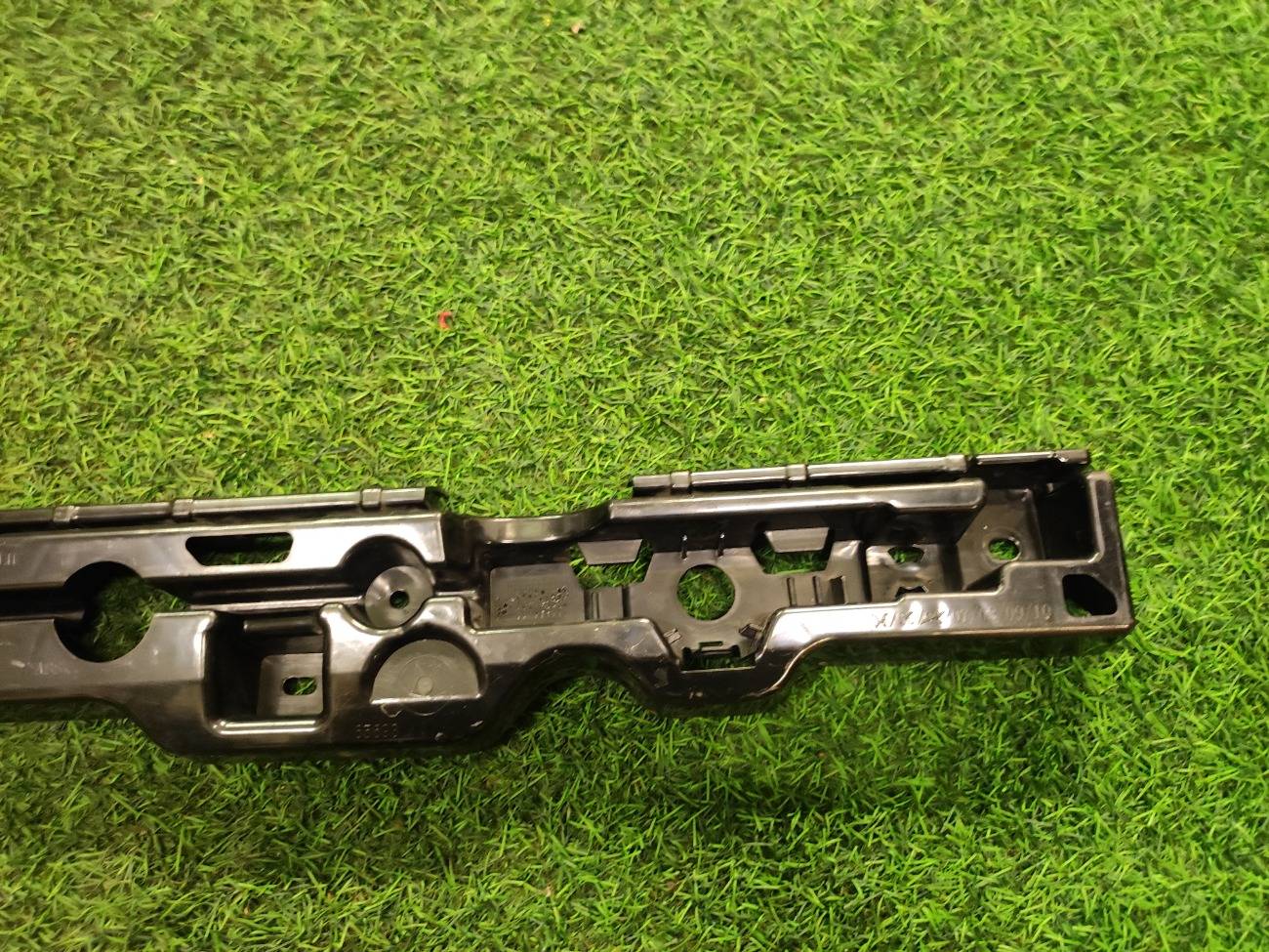 Крепёжная планка левая 5-series G30 Крепёжная планка левая 5-series G30