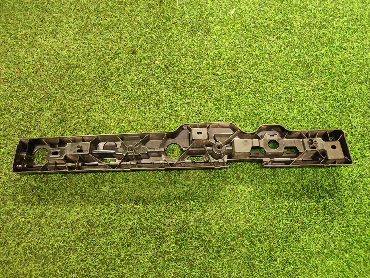 Крепёжная планка левая 5-series G30 Крепёжная планка левая 5-series G30