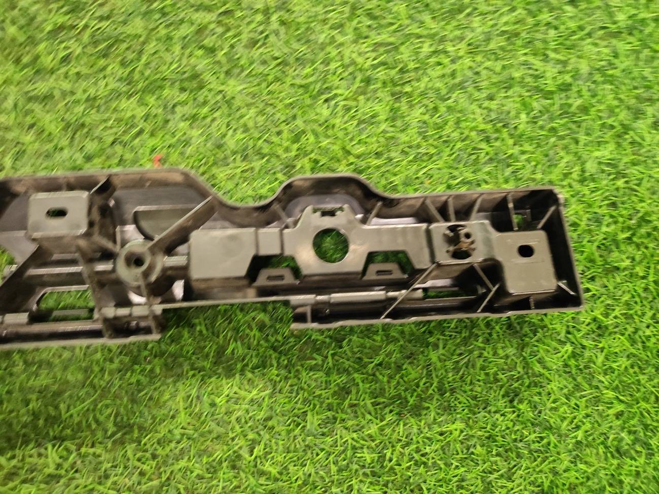 Крепёжная планка левая 5-series G30 Крепёжная планка левая 5-series G30