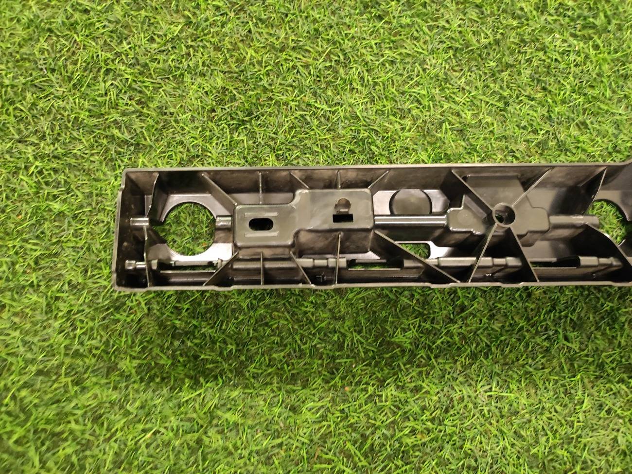 Крепёжная планка левая 5-series G30 Крепёжная планка левая 5-series G30