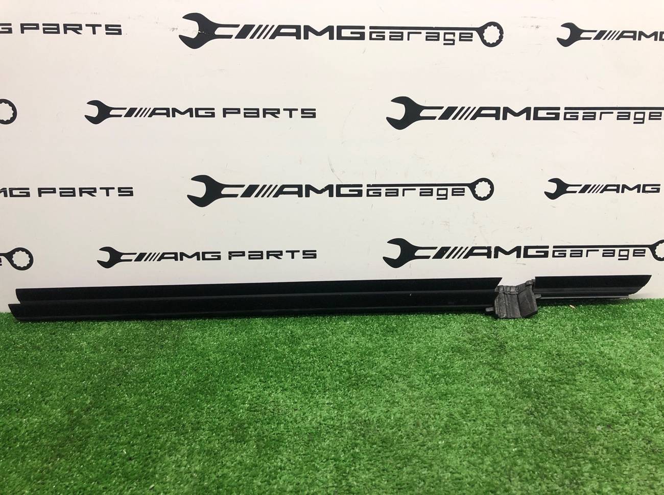 Уплотнитель стекла задний левый X6 2022 F96 S63B44B Уплотнитель стекла задний левый X6 2022 F96 S63B44B