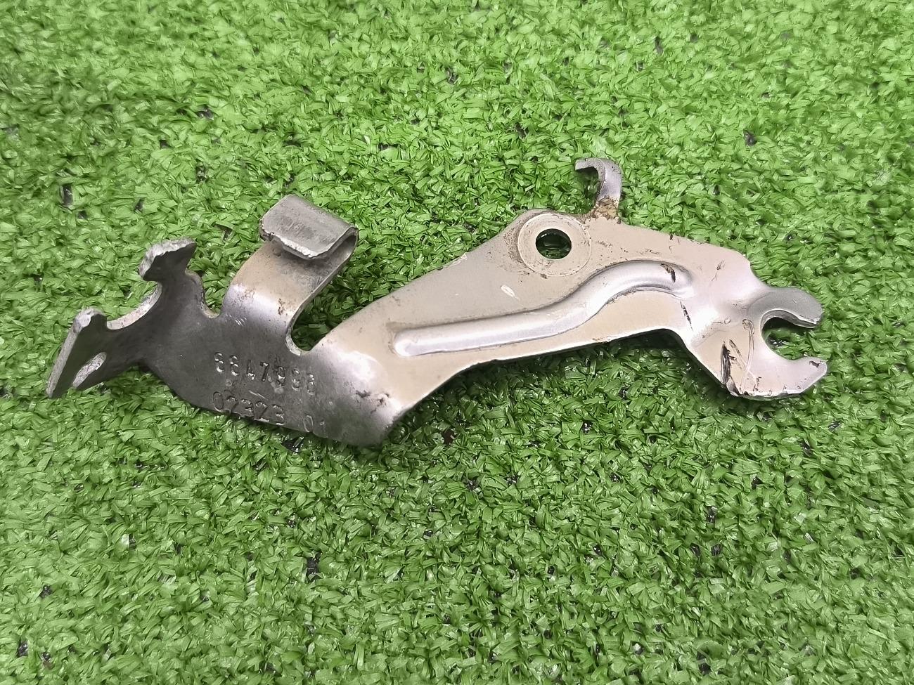 Держатель правый X6 2023 G06 B57D30B