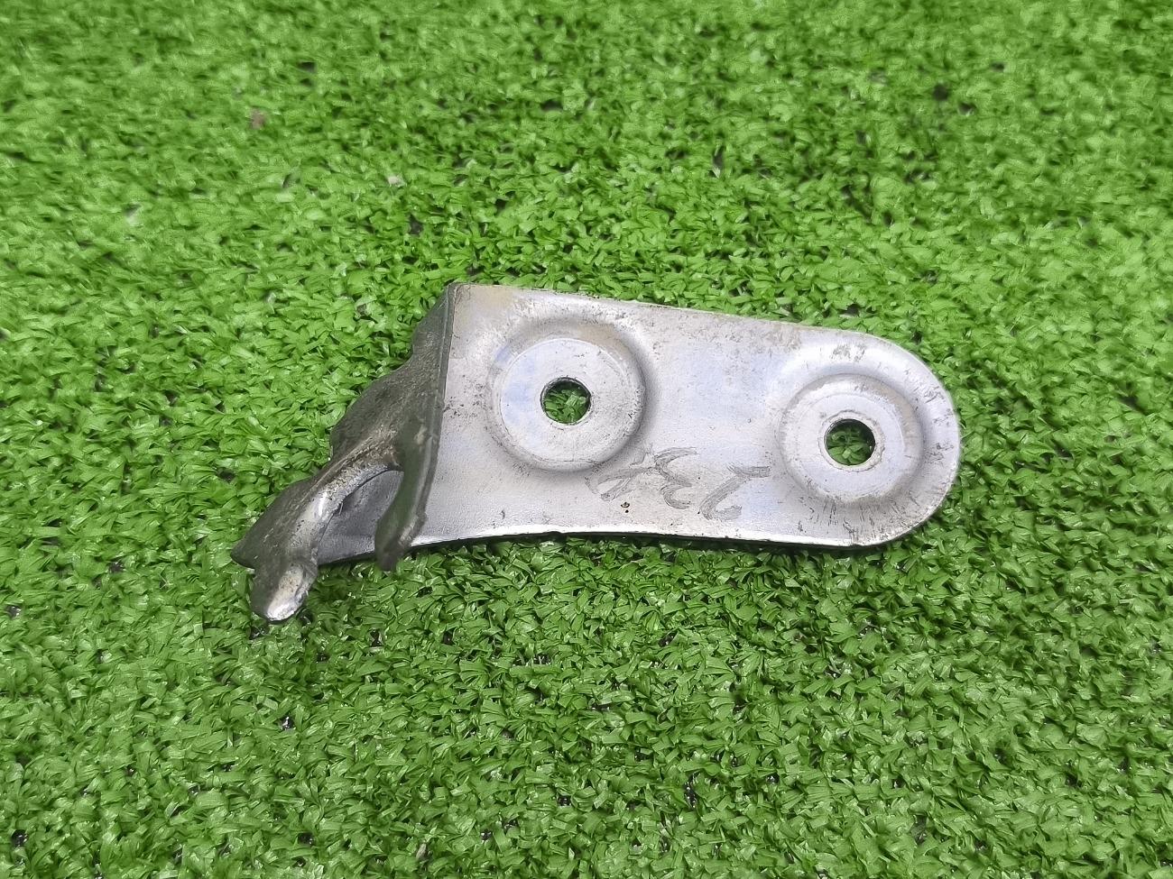 Держатель передний правый X6 2023 G06 B57D30B