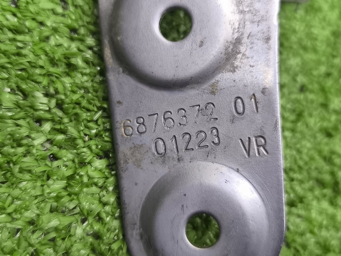 Держатель передний правый X6 2023 G06 B57D30B