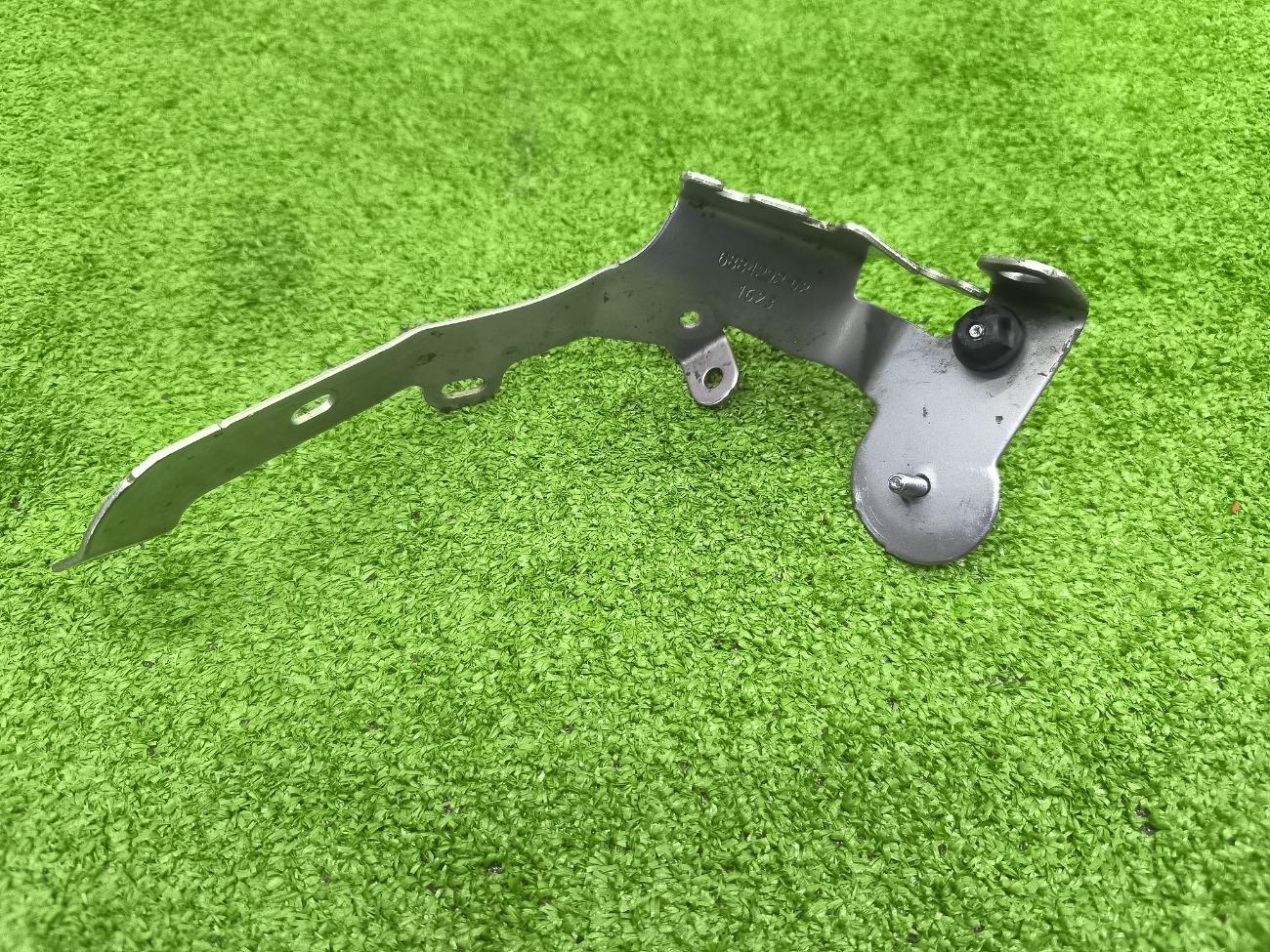 Кронштейн задний правый X6 2023 G06 B57D30B Кронштейн задний правый X6 2023 G06 B57D30B