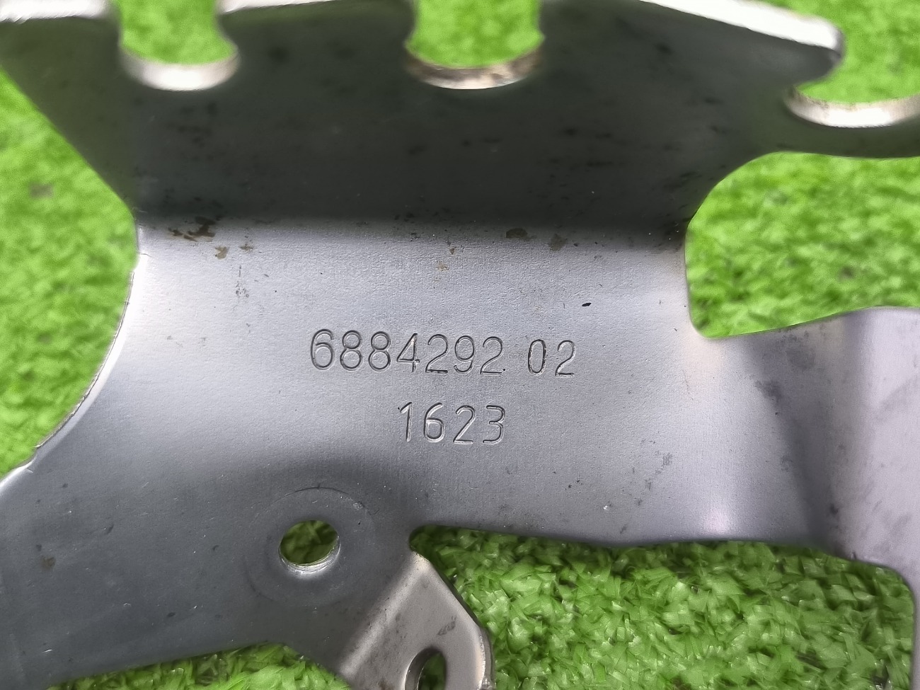 Кронштейн задний правый X6 2023 G06 B57D30B Кронштейн задний правый X6 2023 G06 B57D30B