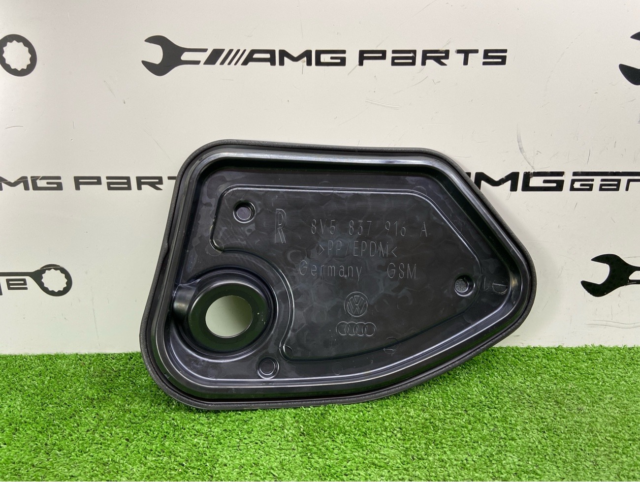 Накладка двери передняя правая AUDI Q3 2024 F3B 8V5837916A контрактная