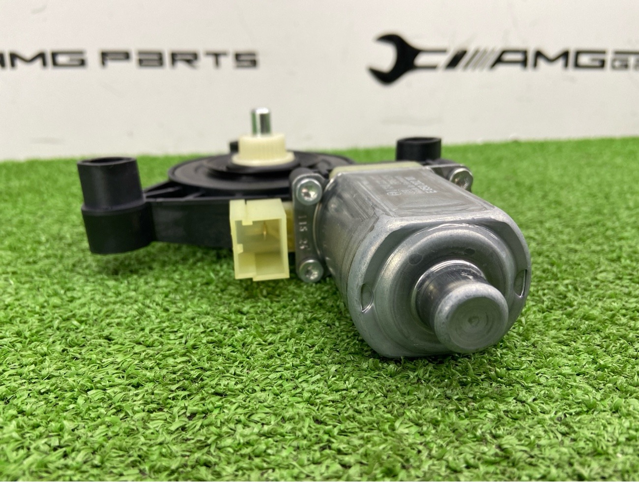 Мотор стеклоподъемника передний правый Q3 2024 F3B Мотор стеклоподъемника передний правый Q3 2024 F3B