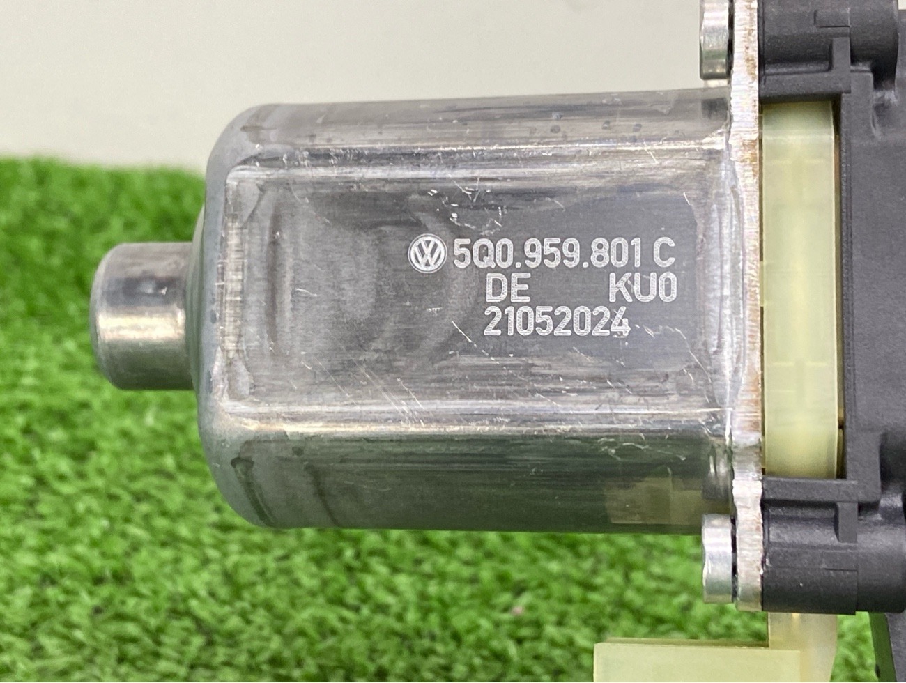 Мотор стеклоподъемника передний правый Q3 2024 F3B Мотор стеклоподъемника передний правый Q3 2024 F3B