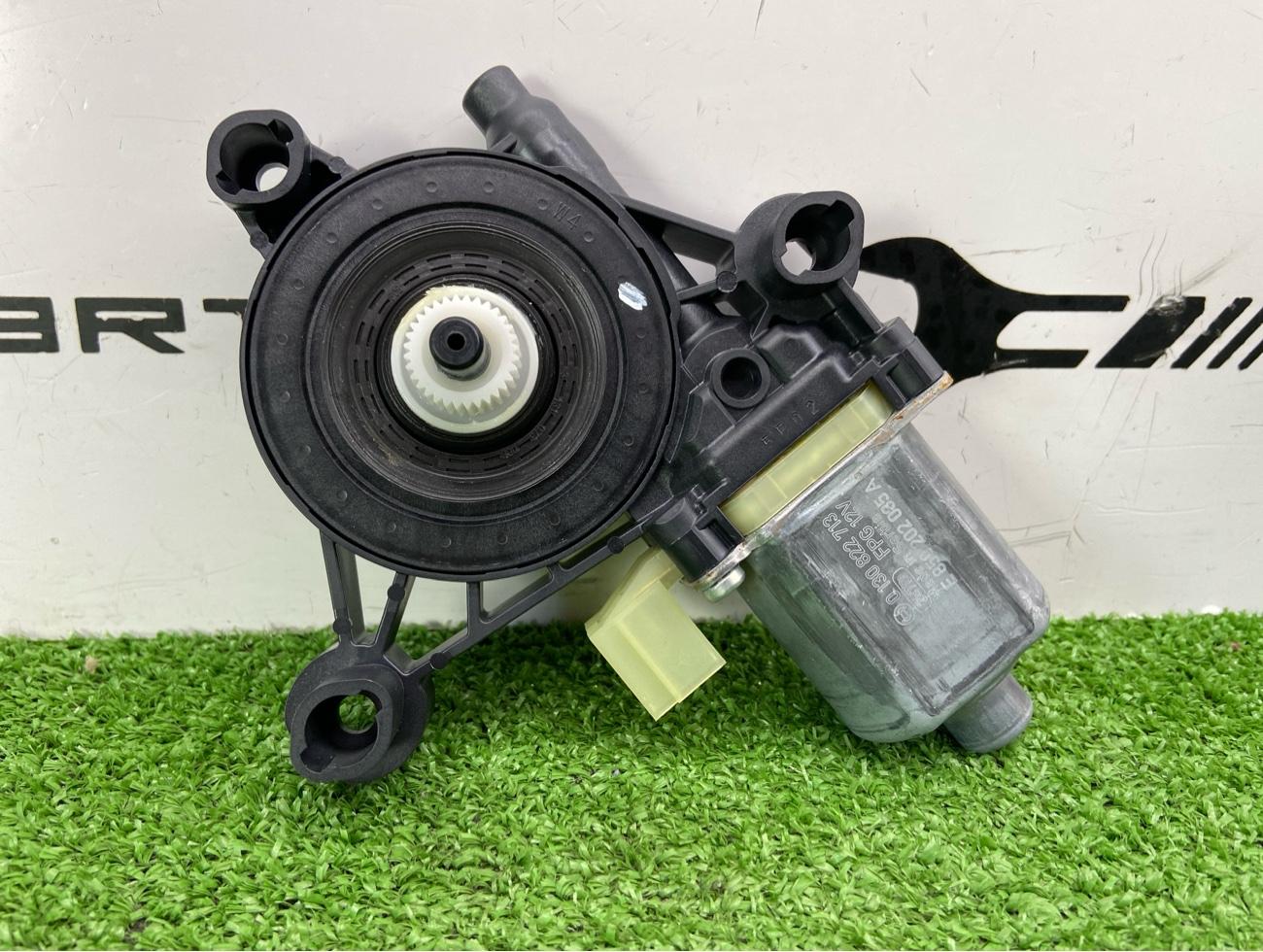 Мотор стеклоподъемника задний левый Q3 2024 F3B