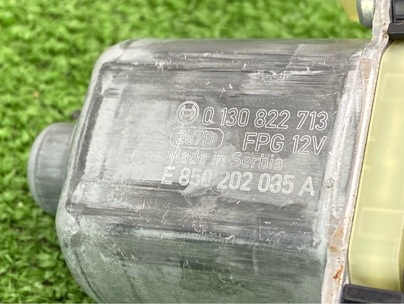 Мотор стеклоподъемника задний левый Q3 2024 F3B