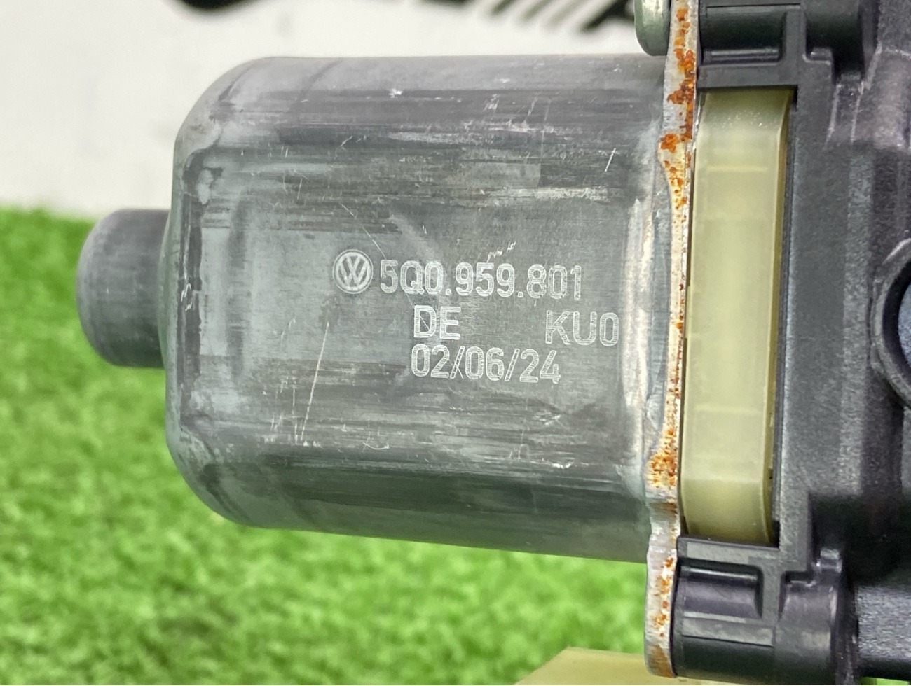 Мотор стеклоподъемника задний левый Q3 2024 F3B