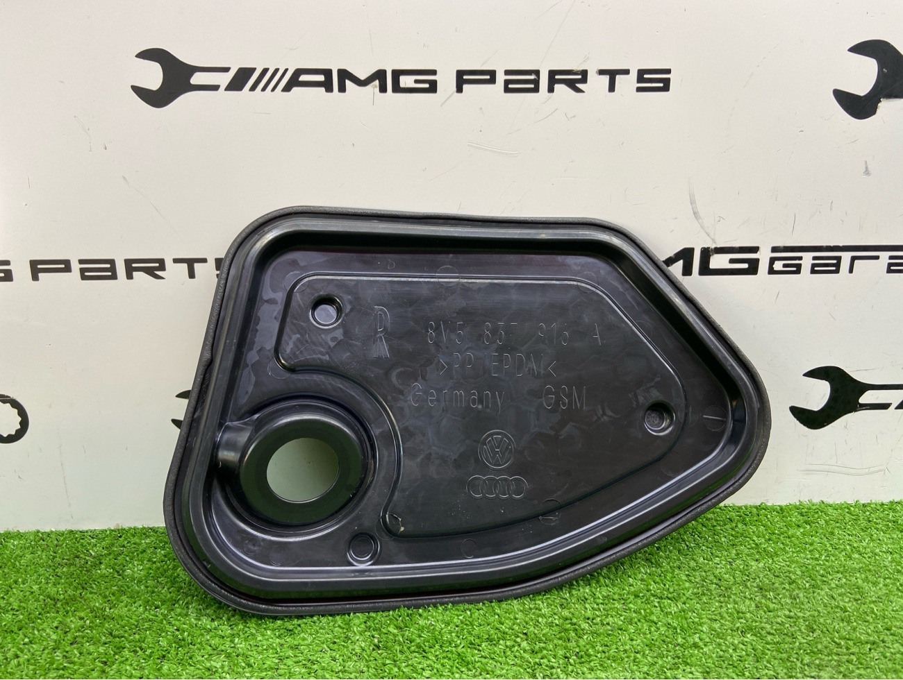 Запчасть накладка двери задняя правая AUDI Q3 2024 F3B 8V5837916A контрактная Накладка двери задняя правая AUDI Q3 2024 F3B 8V5837916A контрактная