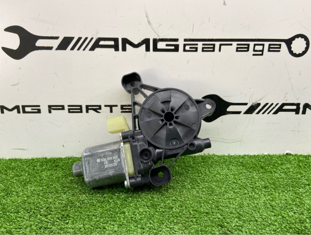 Запчасть мотор стеклоподъемника задний правый AUDI Q3 2024 F3B 5Q0959802 контрактная Мотор стеклоподъемника задний правый AUDI Q3 2024 F3B 5Q0959802 контрактная