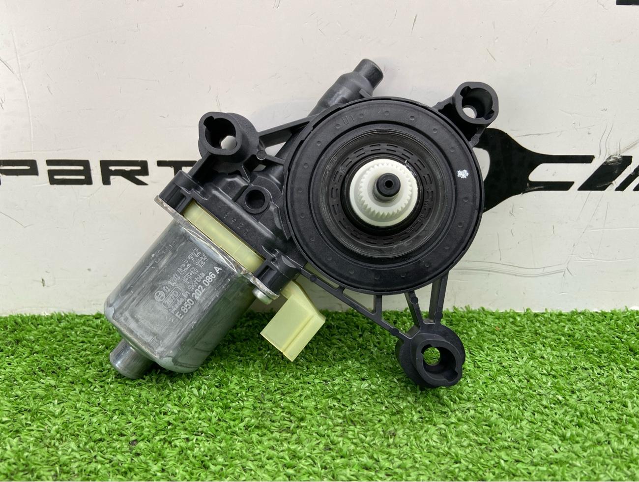 Мотор стеклоподъемника задний правый Q3 2024 F3B Мотор стеклоподъемника задний правый Q3 2024 F3B