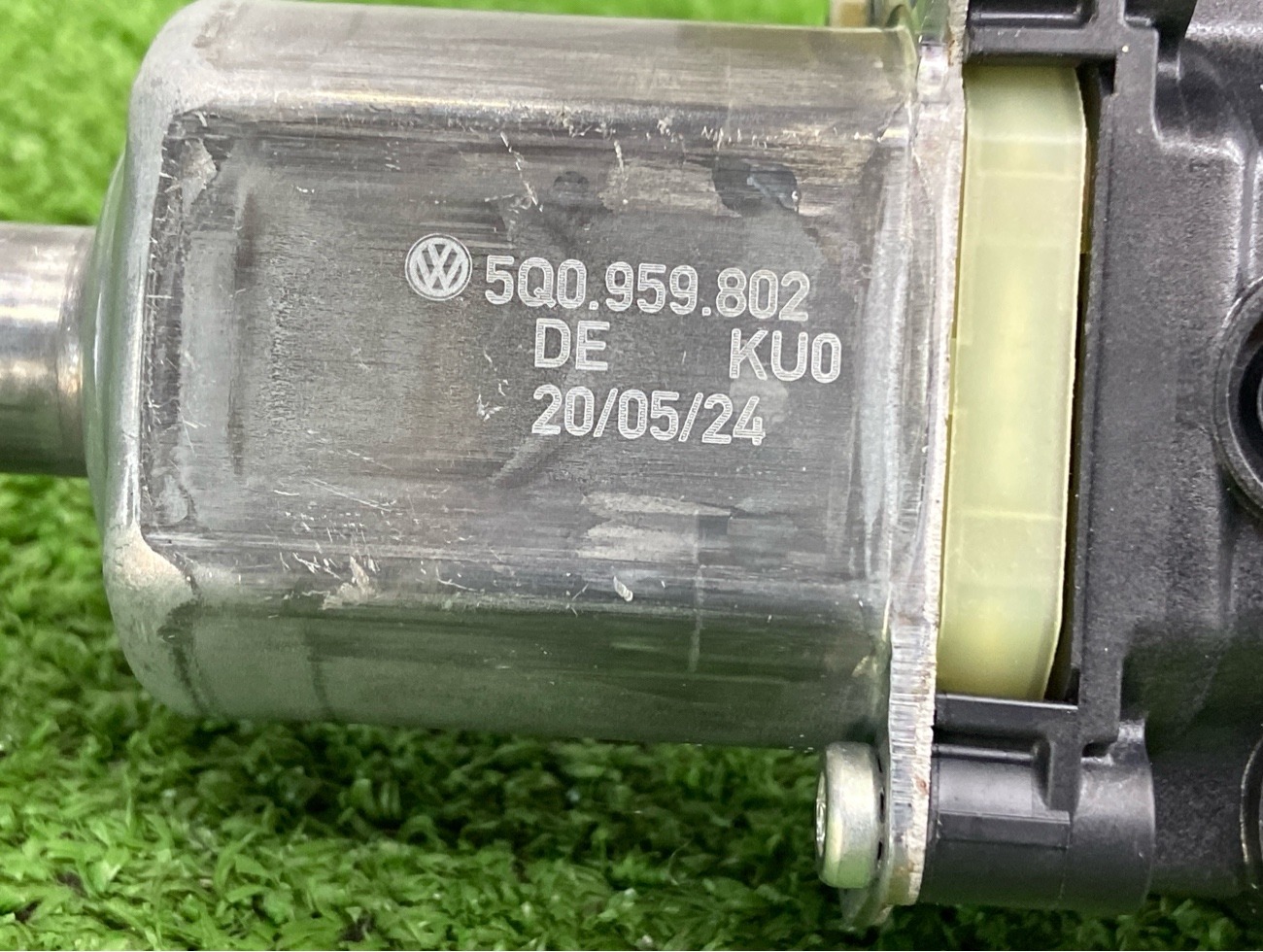 Мотор стеклоподъемника задний правый Q3 2024 F3B Мотор стеклоподъемника задний правый Q3 2024 F3B