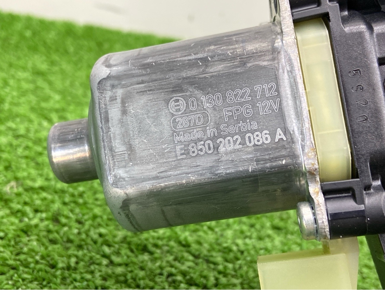 Мотор стеклоподъемника задний правый Q3 2024 F3B Мотор стеклоподъемника задний правый Q3 2024 F3B