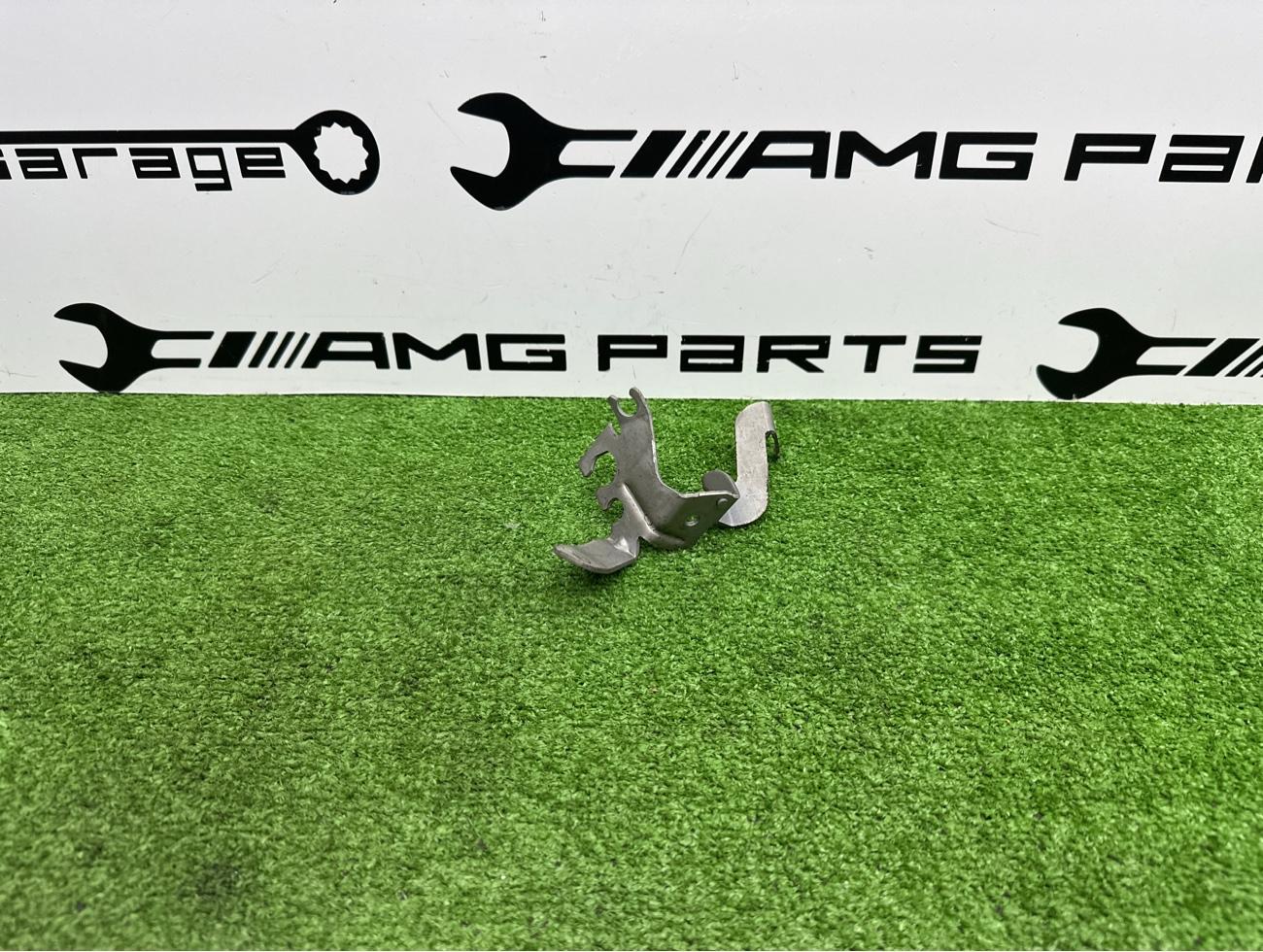 Кронштейн передний правый AUDI Q3 2024 F3B 5Q0611842B контрактная