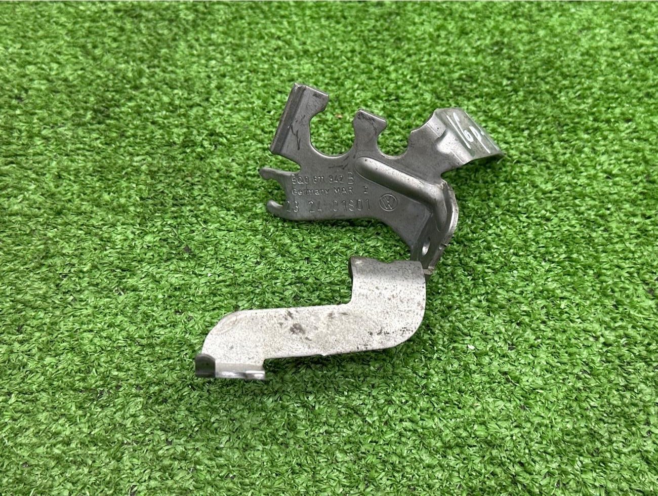 Кронштейн передний правый Q3 2024 F3B