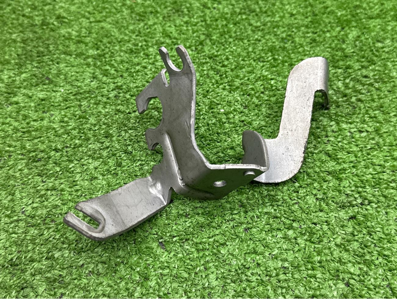 Кронштейн передний правый AUDI Q3 F3B