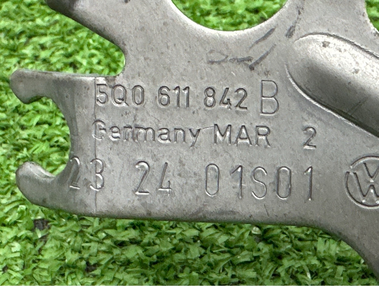 Кронштейн передний правый Q3 2024 F3B