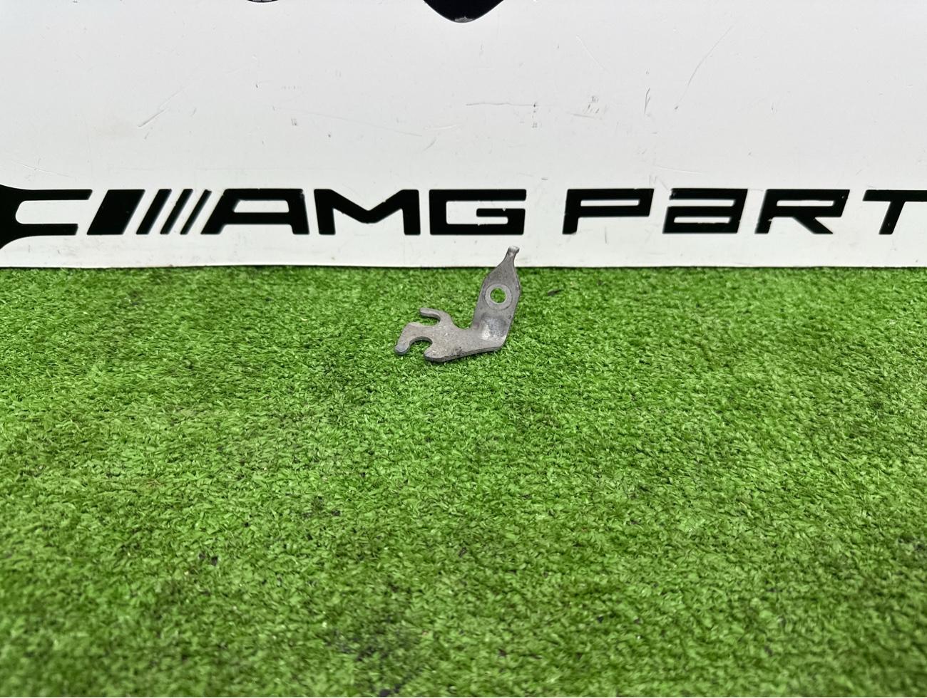 Запчасть держатель передний правый Mercedes-Benz G-Class 2023 W464 M177980 A4635461700 контрактная Держатель передний правый Mercedes-Benz G-Class 2023 W464 M177980 A4635461700 контрактная