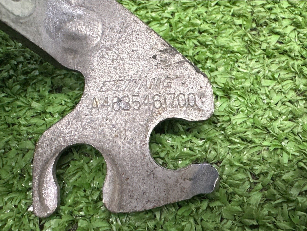 Держатель передний правый G-Class 2023 W464 M177980 Держатель передний правый G-Class 2023 W464 M177980