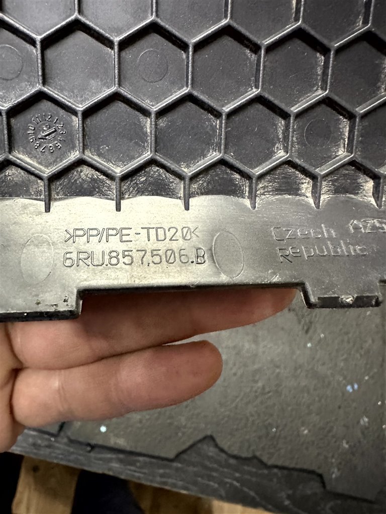 Крышка блока предохранителей (салон) VOLKSWAGEN POLO CFNA Крышка блока предохранителей (салон) VOLKSWAGEN POLO CFNA