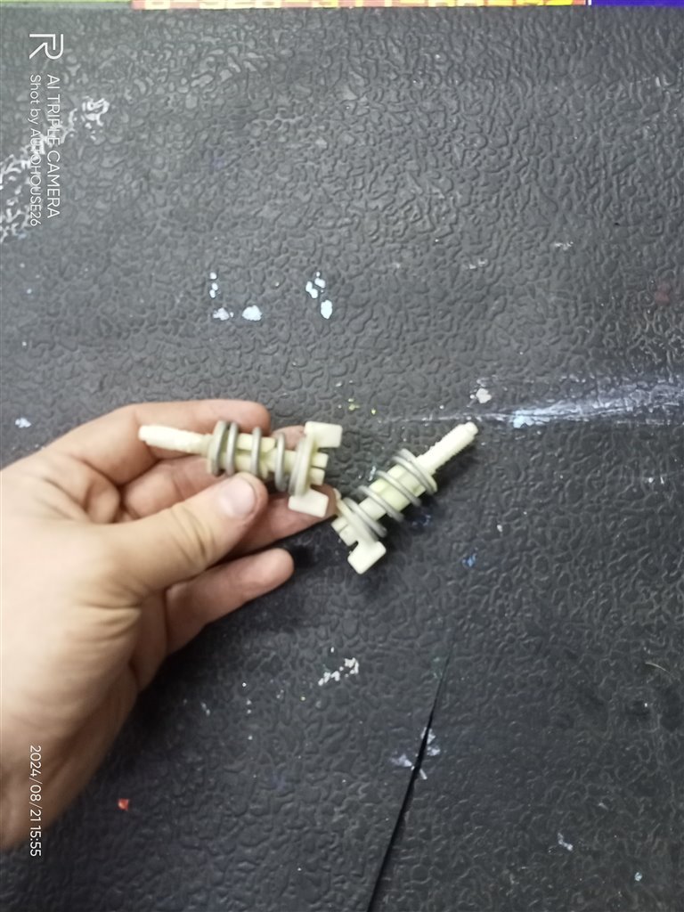 Клипса фонаря (пара) VOLKSWAGEN POLO CFNA