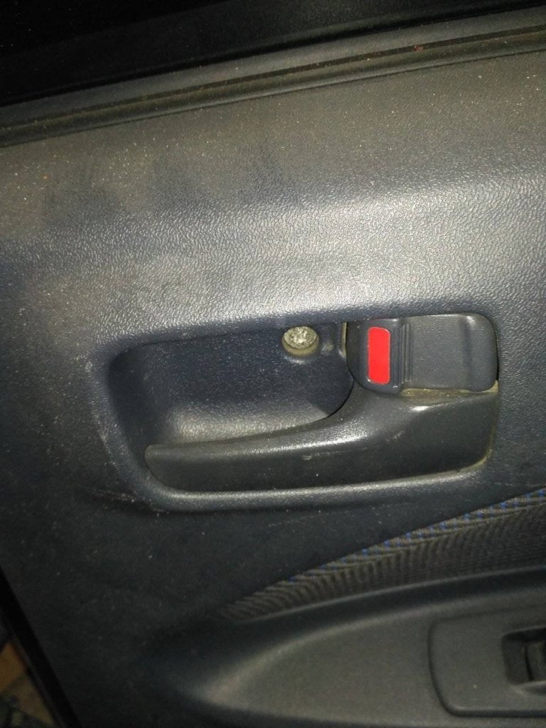 Запчасть ручка двери внутренняя mitsubbishi задняя правая MITSUBISHI COLT Z25A MN105358 Б/У Ручка двери внутренняя MITSUBBISHI задняя правая MITSUBISHI COLT Z25A MN105358 Б/У