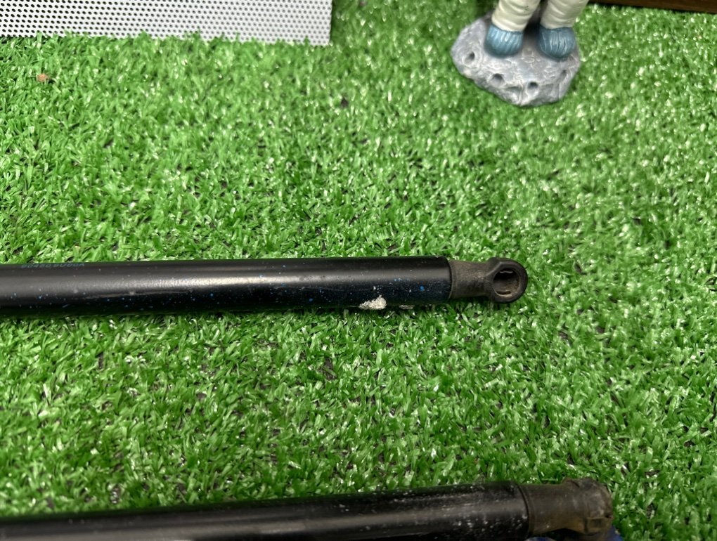 Амортизаторы двери багажника задние NISSAN NOTE E11 HR16DE