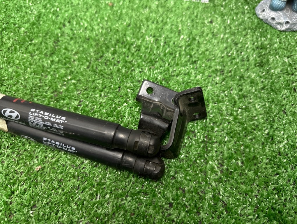 Амортизаторы двери багажника задние TUCSON 2007 JM G6BA