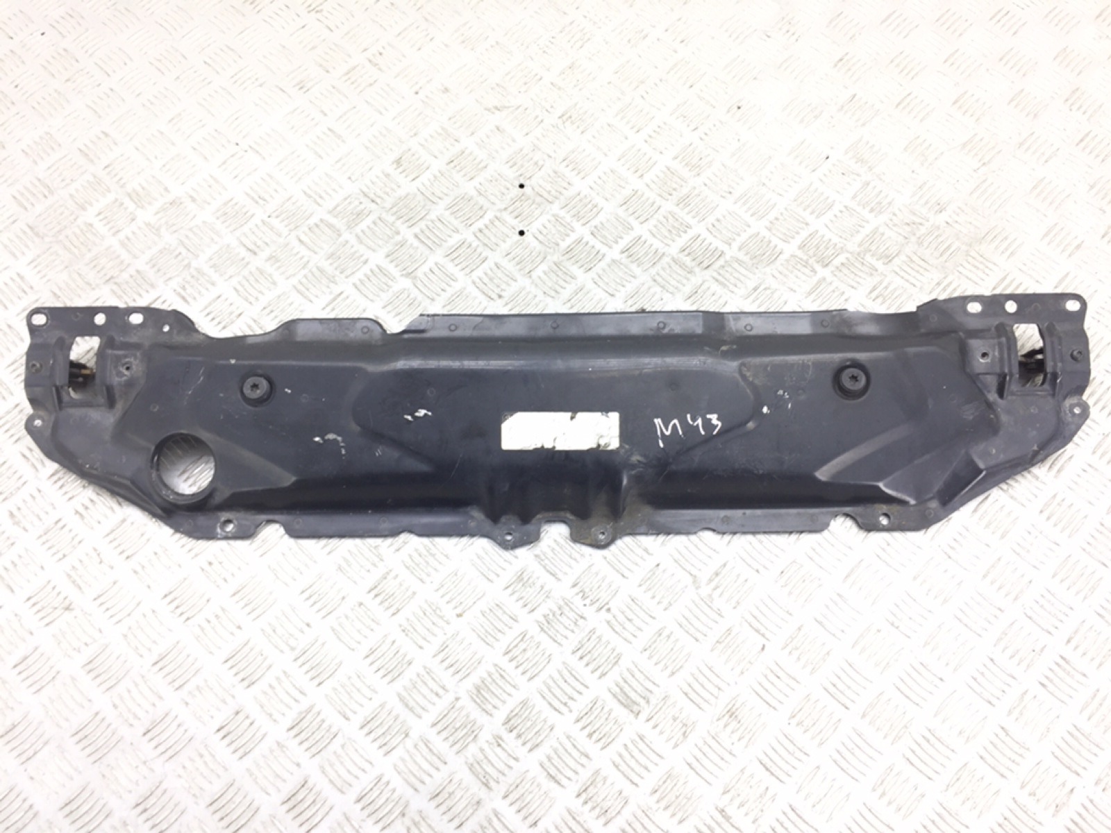 Планка под капот для BMW 5 E60/E61, 2008 г. 2.0 TD дизель б/у