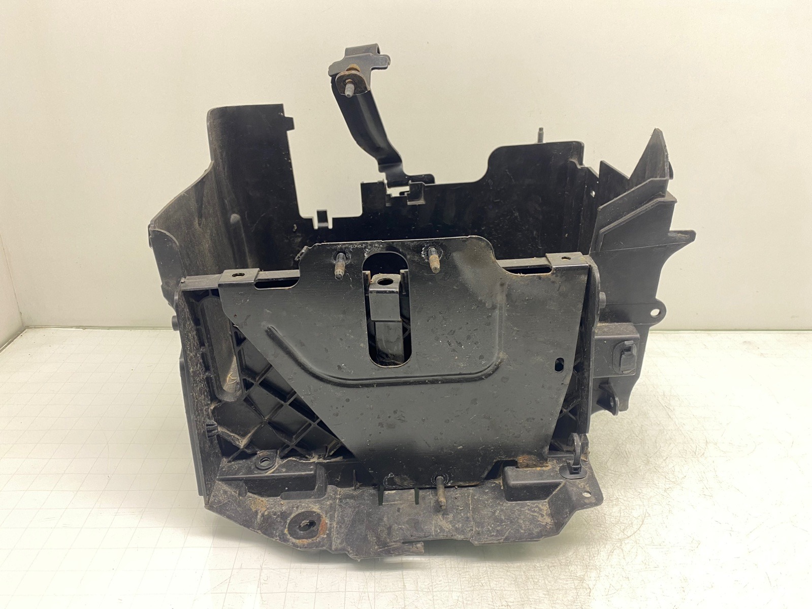 Полка аккумулятора для Renault Grand Scenic, 2010 г. 1.9 DCi дизель б/у — фото 3