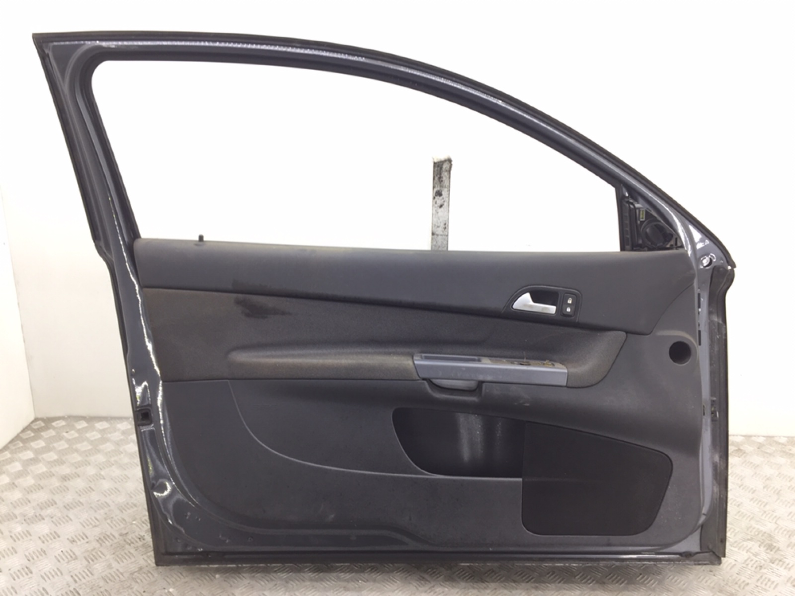 Дверь передняя левая для Volvo C30, 2007 г. 2.0 TD дизель б/у — фото 2
