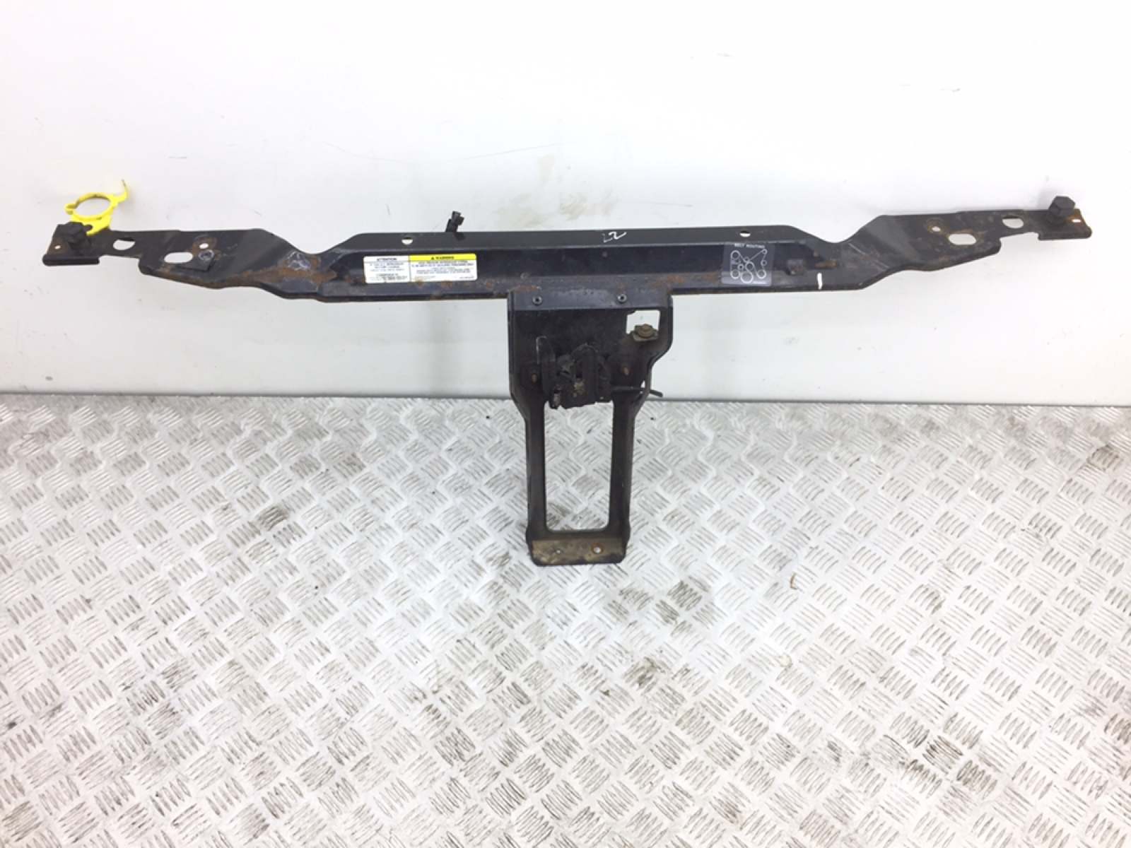 Планка под капот для Jeep Cherokee, 2003 г. 2.8 CRD дизель б/у
