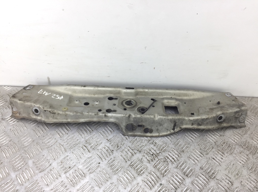 Планка под капот для Opel Astra, 2007 г. 1.9 CDTi дизель б/у