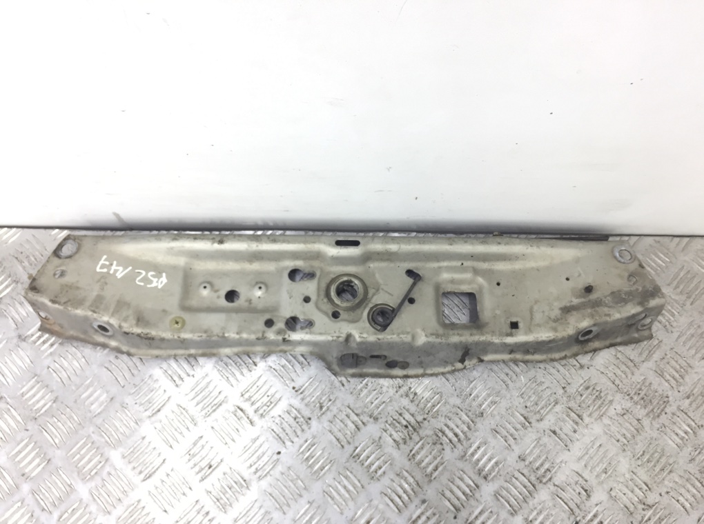 Планка под капот для Opel Astra, 2007 г. 1.9 CDTi дизель б/у — фото 2