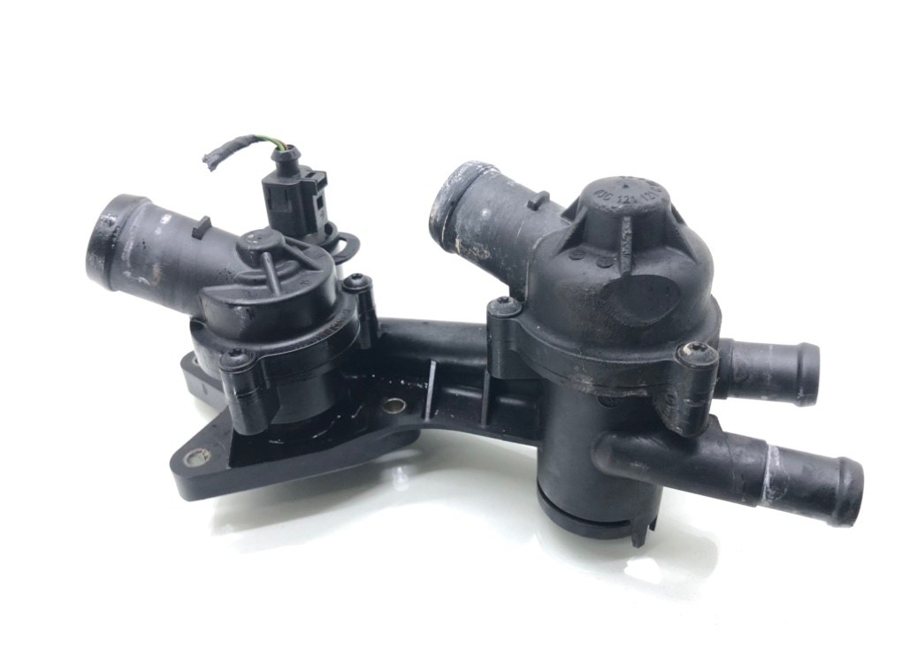 Корпус термостата для Volkswagen Golf, 2007 г. 1.6 FSI бензин б/у — фото 2