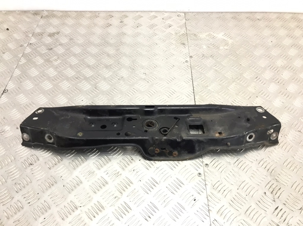 Планка под капот для Opel Astra, 2010 г. 1.3 CDTi дизель б/у