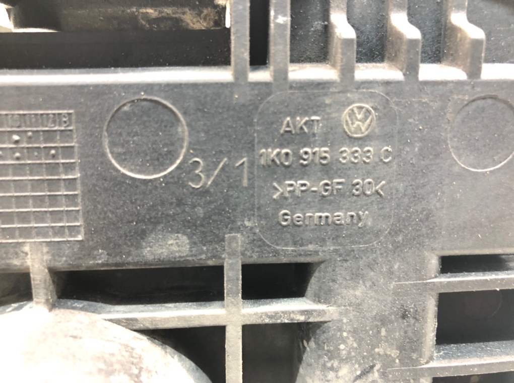 Полка аккумулятора для Volkswagen Golf, 2006 г. 2.0 TDi дизель б/у — фото 10