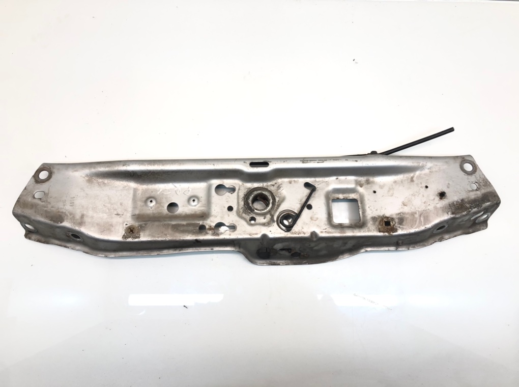 Планка под капот для Opel Astra, 2009 г. 1.7 CDTi дизель б/у